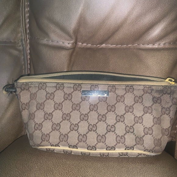 Reposhing the Gucci tote, added is the boat Gucci bag, some life left in both. - Picture 10 of 13